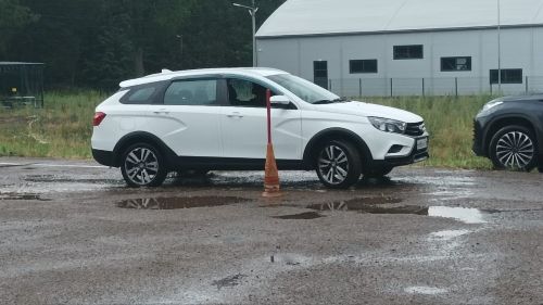 Девять высокогорских автоледи продемонстрировали свое мастерство