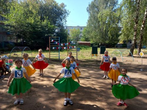 В детском саду «Солнышко» провели музыкально-спортивный праздник по БДД