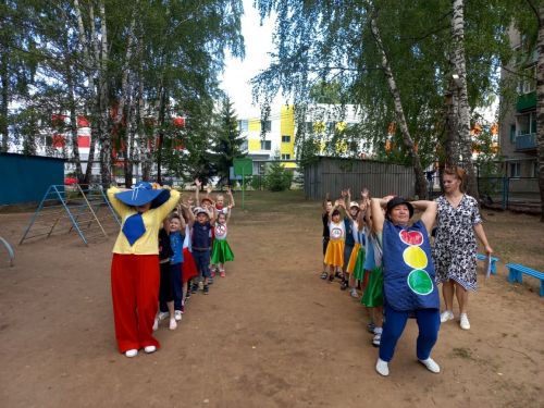 В детском саду «Солнышко» провели музыкально-спортивный праздник по БДД