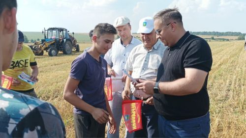 Равиль Хисамутдинов наградил передовиков уборочной