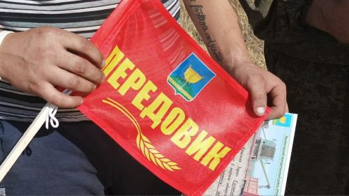 Сегодня флажки «Передовик» и сертификаты на денежные премии получили передовики Высокогорских хозяйств