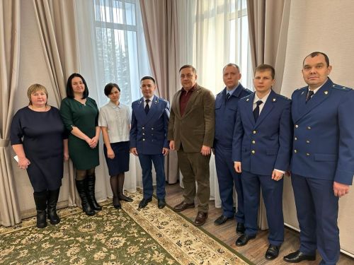 Глава Высокогорского района Равиль Хисамутдинов поздравил сотрудников прокуратуры нашего района с профессиональным праздником