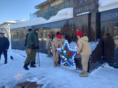 Возложение цветов к памятникам прошло на «Аллее Героев»