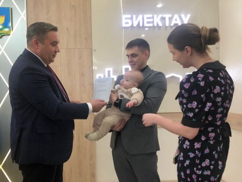 В Высокогорском районе молодой семье вручили сертификат на приобретение жилья
