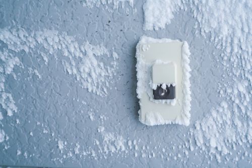 Прокуратура Казани проверяет информацию о падении снега с крыши на ребенка