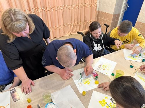 «Эмет» провели занятие «Творческий рисунок акварелью»