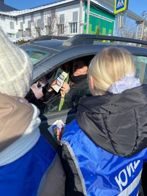 Женщин поздравили с наступающим праздником