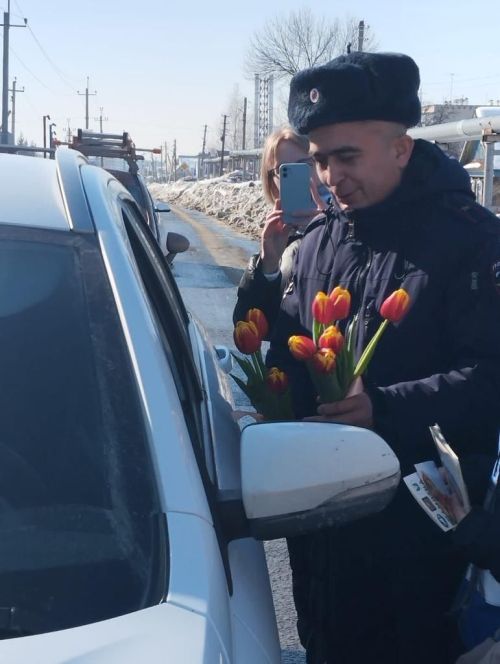 Женщин поздравили с наступающим праздником