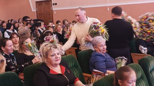 В Центральном доме культуры в честь 8 марта прошел большой праздничный концерт