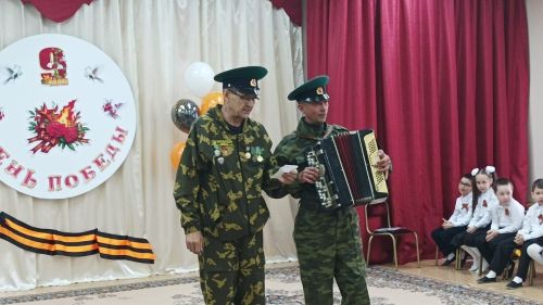 Сегодня в детском саду «Бэлэкэч» прошел концерт-фестиваль военной песни, приуроченный к празднику 9 мая