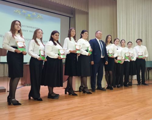 Сегодня во дворце культуры Бирюлинского сельского поселения прошла ежегодная августовская конференция работников образования