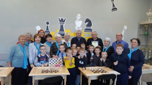 Сегодня прошел турнир по шашкам между учащимися и участниками проекта «Активное долголетие»