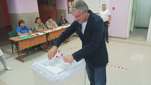 В Высокогорском районе проголосовал Айрат Фаррахов