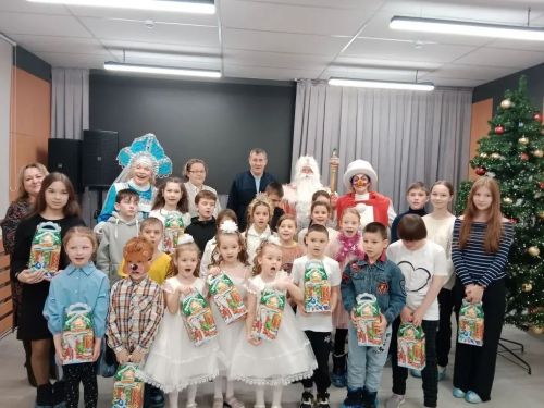Новогодний праздник для детей от центра «Эмет» и театра «Экият»