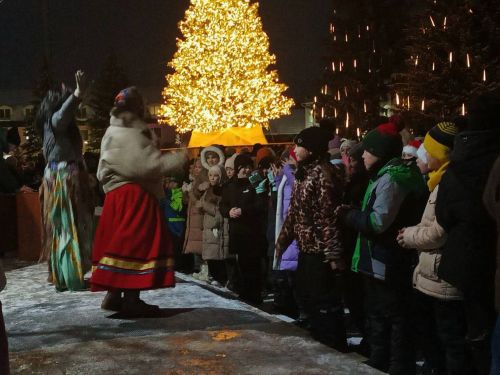 В посёлке ж/д станции Высокая Гора открыли новогоднюю ёлку