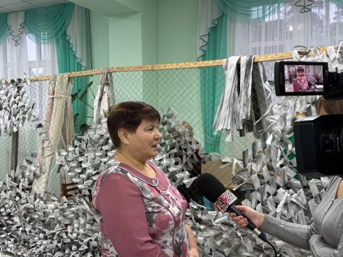 Материнский фронт: жительницы Чернышевки вяжут маскировочные сети для сыновей