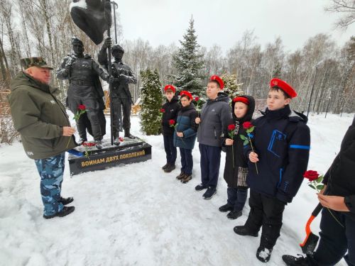Юнармейцы Высокогорской школы №3 почистили памятник «Воинам двух поколений»