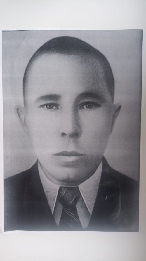 С оружием в руках защищал Родину
