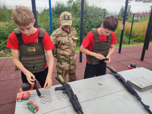 Юнармейцы осваивают азы военного дела