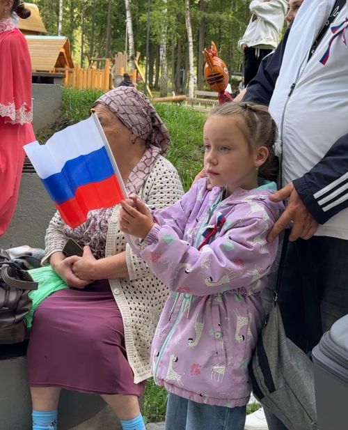 Торжественное вручение паспортов в День флага РФ