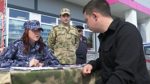 Получить профессию защитника Родины предлагают сотрудники Росгвардии