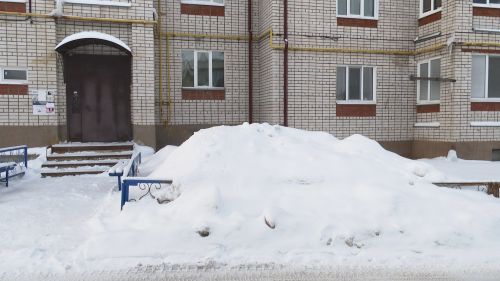 Сугробы во дворах многоэтажек: убирать или вывозить?