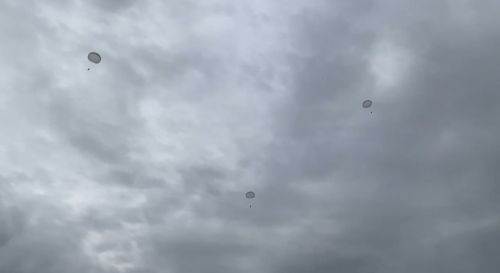 Школьники прыгнули с парашютом на аэродроме в Куркачах