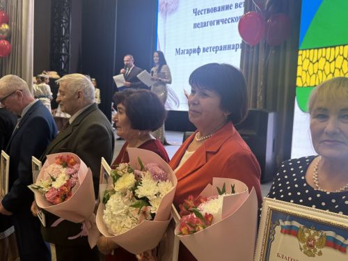 В Высокогорском районе наградили педагогов в преддверии Дня учителя