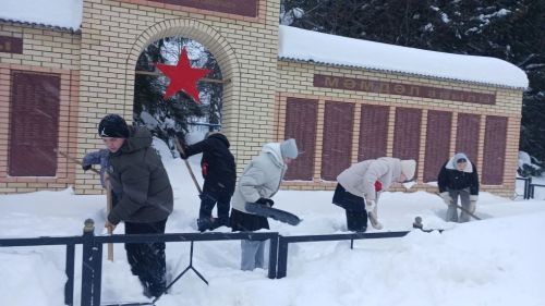 Юнармейцы Мемдельской школы очистили памятник героям войны