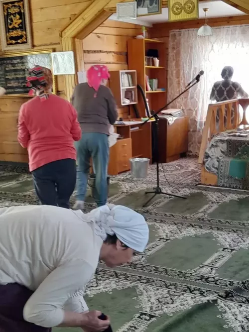 К Ураза - Байрам  готовы: участницы «Ак калфак» приводят в порядок мечеть