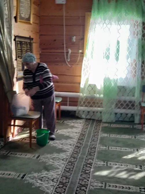 К Ураза - Байрам  готовы: участницы «Ак калфак» приводят в порядок мечеть