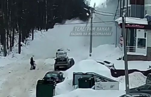 Сход снега повредил автомобили