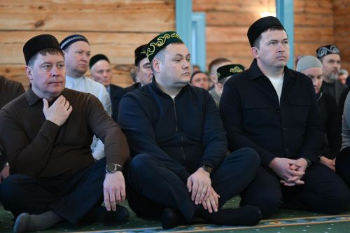 Раис Татарстана встретил Ураза-байрам в мечети Высокогорского района
