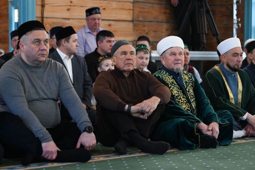 Раис Татарстана встретил Ураза-байрам в мечети Высокогорского района
