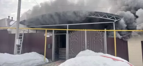 Пожар уничтожил гараж в поселке Бирюли