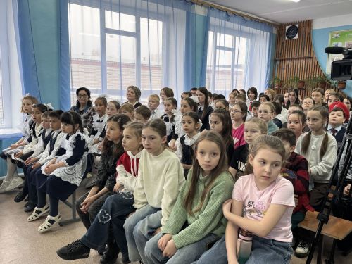 Художник Виталий Скобеев провёл мастер-класс в Алан-Бексерской школе