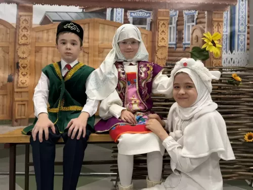 Юные таланты читают Тукая на разных языках (фоторепортаж)