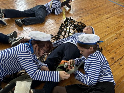 Зарница 2.0 в школе №4 объединила учеников в командной игре