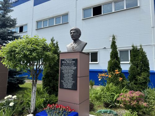 В Высокогорском районе открыли бюст легендарному борцу Анвару Гилязову