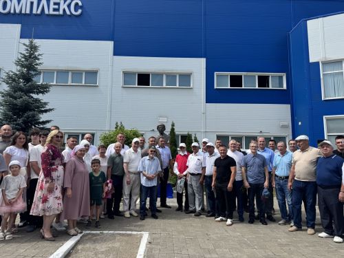 В Высокогорском районе открыли бюст легендарному борцу Анвару Гилязову