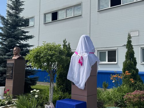 В Высокогорском районе открыли бюст легендарному борцу Анвару Гилязову