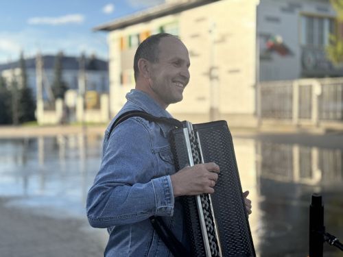 Летний вечер дворовых песен объединил жителей Высокой Горы