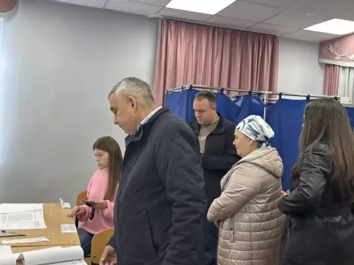 Жители деревни Калинино принимают участие в голосовании на выборах