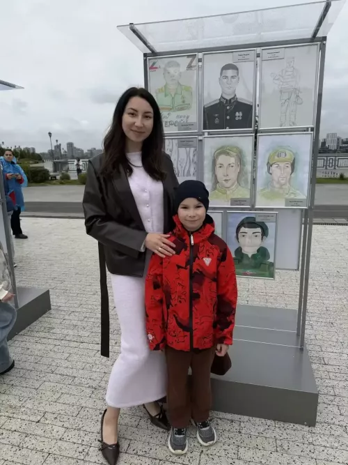 В парке «Елмай» открыли выставку детских рисунков «Мой папа — Герой»