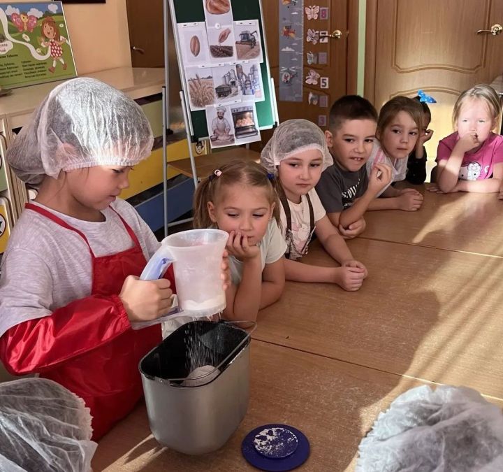 В детском саду Высокогорского района испекли хлеб своими руками