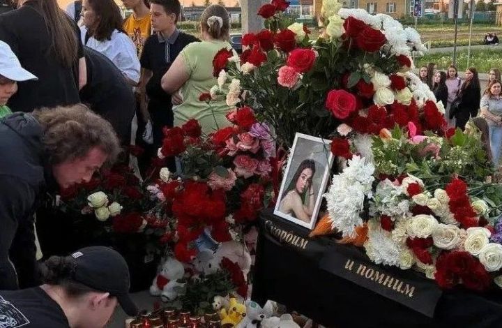 У ЖК «Прованс» появился мемориал в память о погибшей девушке