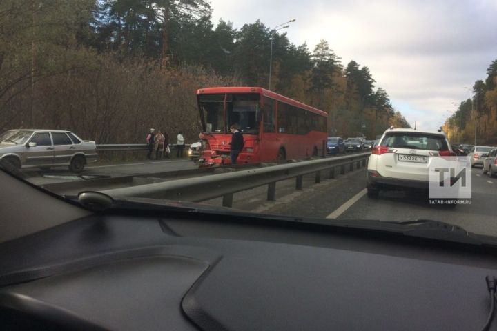 Страшная авария красного автобуса на Горьковском шоссе в Казани