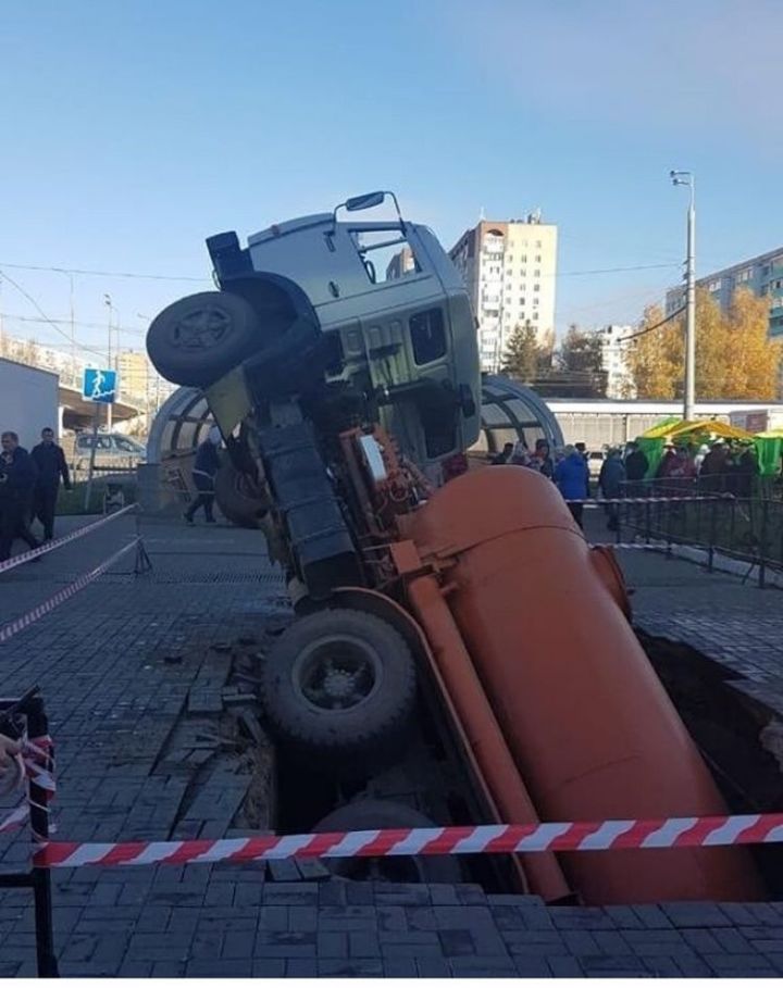 В Казани возле «Бахетле» на Ямашева под землю провалился грузовик