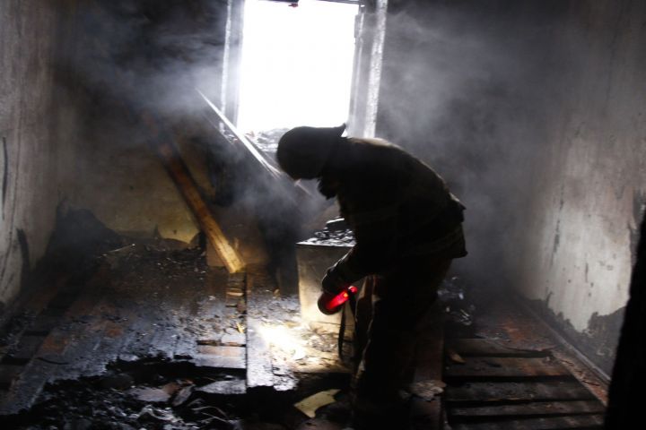 После гибели троих человек на пожаре в казанских Дербышках возбуждено уголовное дело