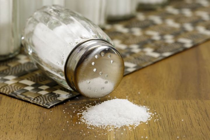 Роспотребнадзор предложил запретить в школьных столовых соль